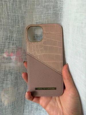 Mobilskal Iphone13 - Fungerar bra men har mest slitage på färgen och litet i hörnet.