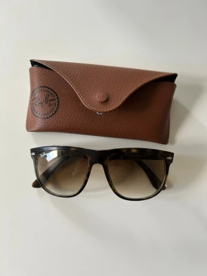 Rayban boyfriends - Trendiga Rayban boyfriends i storlek 56, (äkta) ett beige fodral följer med i köpet