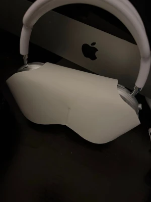 AirPods Max - Gråa AirPods Max som är nästan helt nya har bara används fyra gånger säljer de pågrund av att jag ska köpa airpods pro 3 istället pris Kan diskuteras