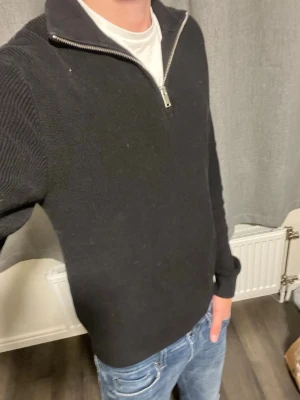 Stickad Tröja Quarter Zip - Stickad Quarter zip tröja från H&M. Storlek S. Knappt använd.‼️På bilden är tröjan lite dammig men det har tagits bort nu‼️Bara att höra av sig vid funderingar. 