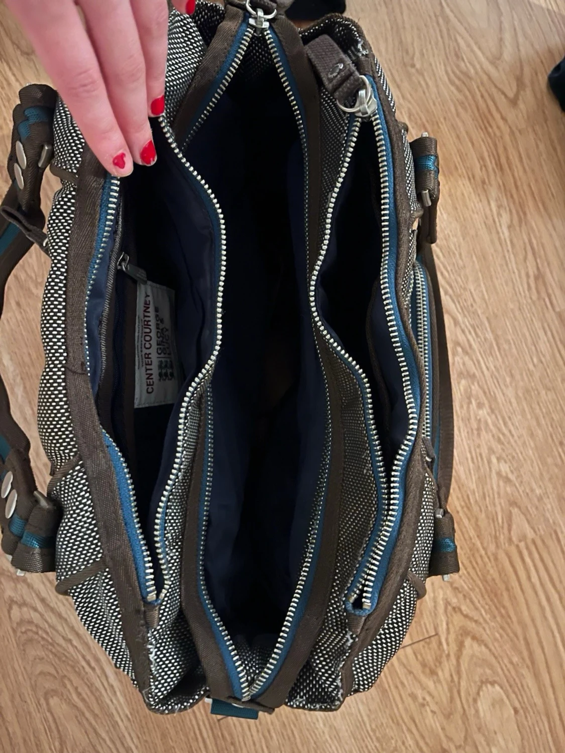 Grå handväska med blå detaljer - 5