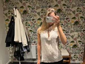 Ljusrosa ärmlös blus från H&M - Bara att skriva om det finns någon fråga!💕