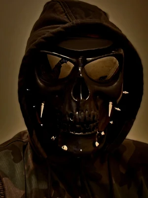 Svart dödskallemask med nitar - MC, maskerad, halloween - Tillverkad i hårdplast och täcker hela ansiktet.Hard plastic & and good quality for riding.   Built in Sunglasses to..   New in box.