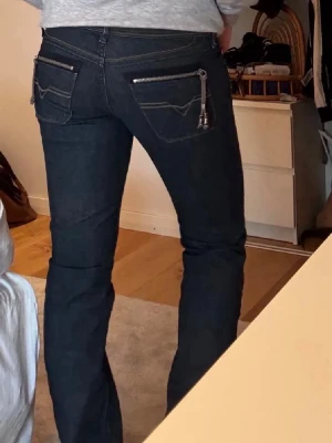 Low waist diesel jeans - Säljer dessa asballa diesel jeans, lowwaist bootcut🌟🌟kan mötas i sollentuna Dem är marinblåa. Storlek XS/S (Innerbenslängd 83 cm & midjemått rakt över 37 cm)