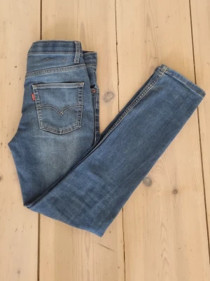 Blå jeans från Levi's - Snygga blå skinny jeans. Jeansen har en smal passform. Perfekta till vardagslooken, om någon är intresserad eller har några frågor är det bara att skriva till mig här på plick!
