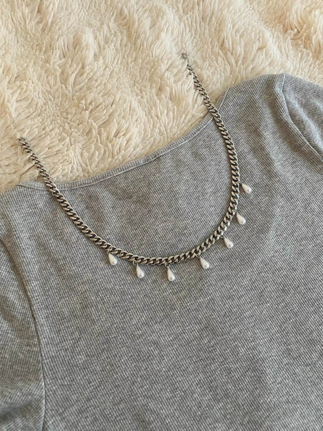 Silverfärgat halsband med pärldroppar