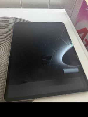 Svart iPad surfplatta från Apple - Säljer en iPad då jag inte använder den längre super fin och inte använd mkt:) .