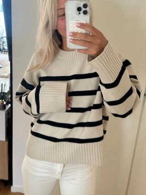 Stickad tröja  - Säljer min stickade tröja med ränder från hm❣️❣️