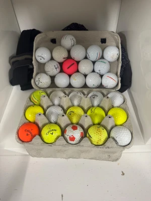 Säljer mixade bollar inom Callaway  - Säljer nu 30 stycken mixade golfbollar från märket Callaway vissa bollar är i riktigt fint skick, och vissa är i lite sämre med nått småmärke elelr missfärgning, men det är absolut inget som påverkar spelet. Buda till mig om priset genom att göra ett prisförslag/ och startpris ligger på 240kr, hör gärna av er vid minsta tanke om priset