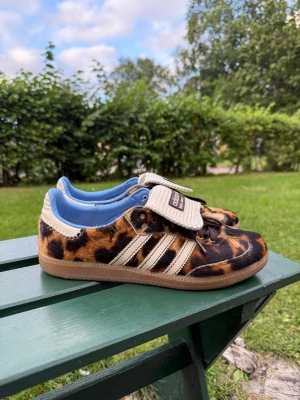 Adidas Samba Wales Bonner Leopard - Säljer mina Adidas Samba x Wales Bonner pony hair leopard // Storlek 42 2/3 // Ingen låda eller snören medföljer! // Hör gärna av dig om du har någon fråga!🙏