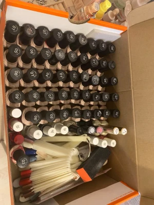 Stort kit Honey Girl nagellack - Säljer ett stort kit med Honey Girl nagellack i flera olika nyanser, främst nude och naturliga toner. Flaskorna är i glas med svart kork och tydlig märkning av färgnummer. Perfekt för dig som vill ha många valmöjligheter till naglarna. Inkluderar även färgprover och nagelverktyg.de mesta är använda men vissa är oöppnad 