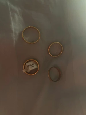 Superfina Ringar - Säljer alla dessa fyra fina ringar som jag fått av min lillebrorsas bästa väns mamma då hon jobbat i smyckesbutik och dessa användes för utställning! En är värd 4000 dem andra vet jag inte! Säljer mest pågrund av att de flesta är för stora för mig så dem används inte❤️Alla säljs för 1200 så 300kr styck, kan gå ner i pris vid snabb affär❤️