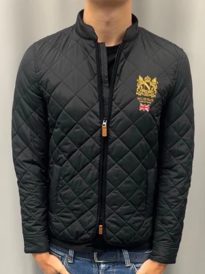 Morris jacka - Perfekt nu på kvällen då den är ganska tunn. Funkar på höst, vår och lite kyliga sommarkvällar. Fint skick utan några defekter | nypris 2199 kr