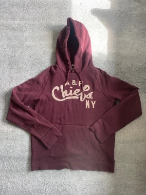 Abercrombie & fitch hoodie - En riktigt snygg hoodie i vinröd färg från abercrombie & fitch i storlek XL. För stor på mig 179 cm. Fint skick, har du några frågor? Fråga på