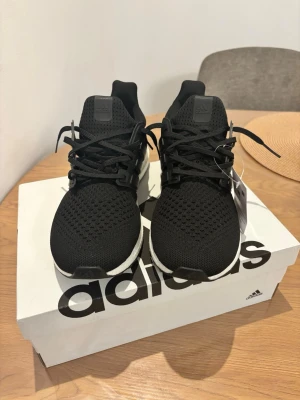 Adidas Ultraboost 1.0 - Adidas Ultraboost 1.0, Skick: 10/10 – helt oanvända, kommer med originalbox. Vid frågor eller intresse, skicka gärna ett DM.