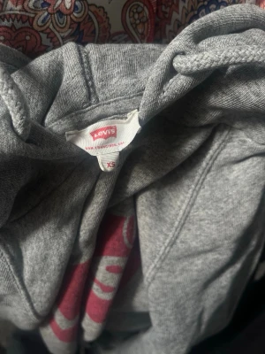Grå Levi's hoodie med logga - Säljer en grå snygg hoodie från Levi's, använd få gånger. 