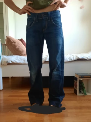 Low waist loose jeans - Jättesnygga pepe jeans som inte kommer till användning, enda defekterna på sista bilden! Midjemått: 35 cm Innerbenslängd: 86 cm. Tveka inte att ställa frågor! 