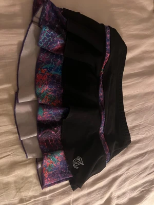 Thuono kjol  - Supersnygg thuono kjol i svart med lila detaljer använd fåtal gånger. Sitter som en s jag är 170 och den är lite liten på mig 💕