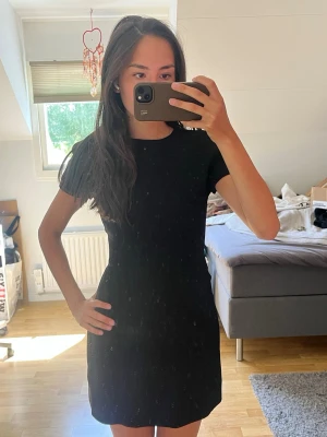 Svart kortärmad klänning - En helt ny svart klänning från Zara med prislappen kvar 