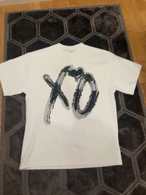 The weeknd merch XO After Hours till Dawn - Vit t-shirt med tryck fram och bak. Oversized modell med korta ärmar. Köpt på The weeknd konserten. Aldrig andvänd. Helt slutsålt. Kvitto går att få med beställning🤍