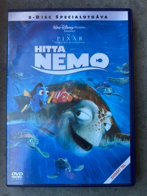 Hitta Nemo 2-disc Special DVD - Hitta Nemo är en animerad film från Disney Pixar. Denna utgåva är en 2-disc specialutgåva. Filmen har svenskt tal.  Finns på språk: Svenska, Finska, Engelska, Isländska   OBS!! skivorna är begagnade så det kan förekomma repor/hairlines på skivorna, men då jag kollar igenom alla filmer jag säljer garanterar jag att alla funkar felfritt om inget annat står! :). OBS!! En skiva är sprucken, men inget som påverkar uppspelningen!