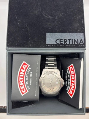 Certina DS Pro silverfärgad klocka - Stilren Certina DS Pro herrklocka i silverfärgat stål med länkarmband. Klockan har rund urtavla med datumvisning och diskret mönstrad tavla. Klassisk och tidlös design som passar till många stilar. Levereras i originalask med manual.