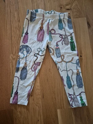 Mini rodini tassles - Leggings från Mini Rodini, stl 80-86. Fint skick. Hos oss bor inga djur eller rökare