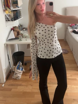 Prickig offshoulder topp med scarfärm - Snygg vit offshoulder topp med svarta prickar från H&M