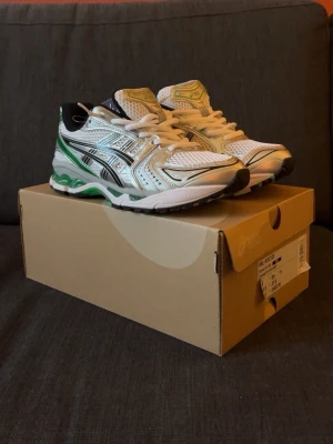 Asics gel-kayano 14 white malachite green - Säljer att par tvär snygga Asics kayanos som är helt nya med prislapp eftersom de är för små.                                                                                          Ny pris 2000-3000