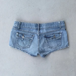 2000tals lågmidjade jeansshorts  - så snygga shorts med slitage, passar perfekt och är en personlig favorit 🩵amerikanskt märke från 2000talet midja 38, längd  20,5 🤍leverans inom 24h 