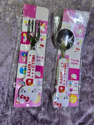 Hello Kitty bestickset sked och gaffel - Sött bestickset med sked och gaffel i metall och plast med Hello Kitty-motiv. Handtagen är vita med röd text och dekorerade med Hello Kittys ansikte och rosett. Perfekt till matlådan eller som present till någon som gillar kawaii. Finns fler kvar 