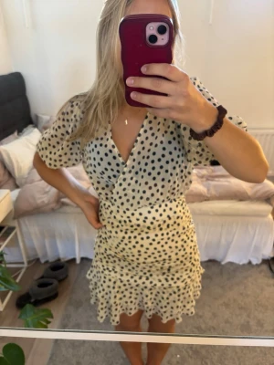 Prickig klänning - Jätte snygg prickig klänning från H&M, helt slutsåld! Prislapp kvar, nypris 449kr