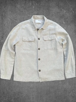 Selected Homme Overshirt - Beige - Selected Homme Overshirt - Beige  Storlek: S Skick: Mycket bra, som ny! Material: Linnemix  Hör gärna av dig om du har några frågor, vill ha mått eller fler bilder!