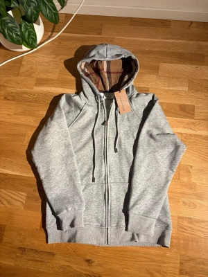 Burberry Zip Hoodie - Storlek: S Helt ny, aldrig använt nånsin Startpris: 500kr