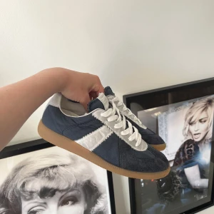 Maison Margiela skor - Ett par skor ifrån Maison Margiela, storlek 40 men passar 41, skorna är endast använda en gång men lite smutsiga snören, priserna varierar mellan 7100 till ungefär 10500, allt og ingår, dock är boxen skadad på baksidan, skicka prisförslag!!