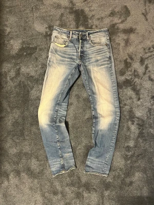 Blå G-Star RAW jeans - Ett par riktigt snygga g-star jeans med       slim/rak passform storlek W28 L32, om det finns frågor är det bara skjuta ett meddelande, fraktar snabbt 