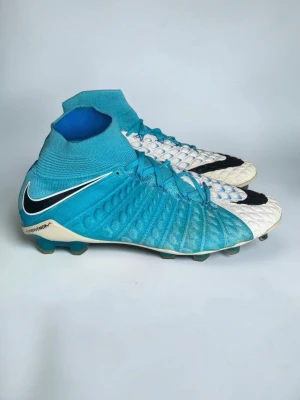 Nike hypervenom Phantom 3 - Nike Hypervenom Phantom III DF FG – Blå/Vit “Motion Blue” – Stl 42.5  Nike Hypervenom Phantom III Dynamic Fit, i det snygga blå/vita färgschemat med sockliknande strumpkonstruktion (Dynamic Fit collar) för en sömlös passform runt ankeln. Snake-skin-mönstrad ovandel för bra bollkänsla och grepp.  ✅ FG-dobbar (Firm Ground) – för naturgräs ✅ Storlek: 42.5 ✅ Skick: Använda, bra skick (justera om annat stämmer bättre)  Hypervenom-modellen är älskad av anfallare för sin komfort och touch nära bollen. 