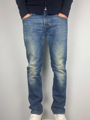 Levi's 519 vintage jeans W33 L32 - Levi’s 519 vintage premium jeans Klassisk blå tvätt med tydliga fades som ger jeansen extra karaktär, perfekta vintage jeans. Färg: Blå med tydliga snygga fades Passform: Straight Slim Storlek: W33 L32 Skick: B Grade. Lagade i grenen av professionell skräddare (påverkar inte användning) utöver det i toppskick. Mått (±1 cm): A: 45 cm B: 104 cm C: 18,5 cm D: 28 cm Passar okej på modellen på bilden som är 189 cm lång och 82 kg, men passar även om du är kortare. Kolla måtten!  Skickas snabbt!
