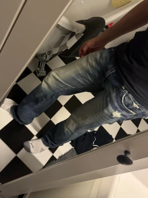 Japanska bootcut - PRPS Bootcut Jeans – Made in Japan 🇯🇵  Vintage PRPS bootcut jeans, tillverkade i Japan. Ca 20 år gamla med riktigt snygg vintage-wash och naturligt slitage som ger dem mycket karaktär.  Mått: sitter som 31 midja och 32 längd 	•	Midja: 41 cm (liggande) 	•	Längd/outseam: ca 110 cm 	•	Bootcut/utsvängd passform  Japansk vintage-PRPS i en klassisk blå wash. Perfekt om man gillar äldre denim och en mer unik bootcut-silhuett.   Priset är inte hugget i sten vid snabb affär😁