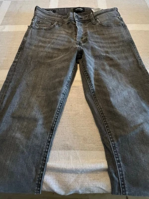Jack n Jones jeans slim Glenn - Säljer då mina jeans med slitningar som jag köpte för ungefär 1 år sen men måste sälja nu för de har blivit för små. Strl 29/30, nypris runt 900kr. Nytt skick.