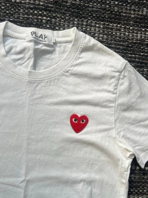 Vit CDG T-shirt  - Använd fåtal gånger, mycket bra skick. Skicka dm om du har frågor 