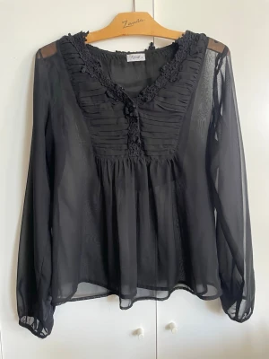 Svart blus med volang - Snygg svart blus med detaljer och ett tunnare material💗