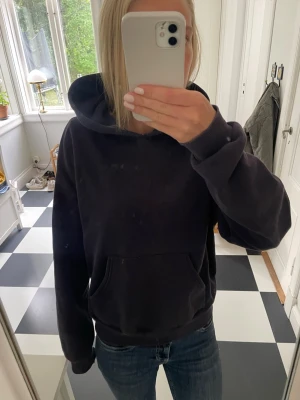 Mörkblå hoodie - Säljer en mörkblå hoodie med huva och stor magficka. Hoodien har en avslappnad passform och långa ärmar. Perfekt för en chill och bekväm stil.