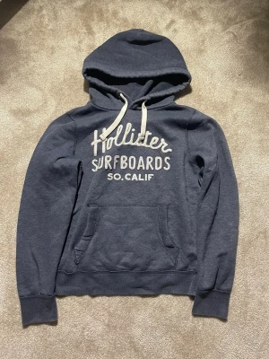 Hollister Hoodie  - Hej! Säljer nu denna väldigt snygga och eftertraktade Hollister Hoodie! Tröjan är slutsåld överallt och går inte att få tag på… Tröjan är perfekt nu till vintern. Storlek L Säljs för: 579