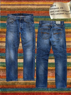 ”Average Joe” Straight Fit Nudie Jeans - Ett par mycket trevliga nudies i en av mina favoritmodeller nämligen ”Average Joe”! Otroligt fin wash. Storlek 30/32 men utgå från måtten. Hör av dig vid frågor! 