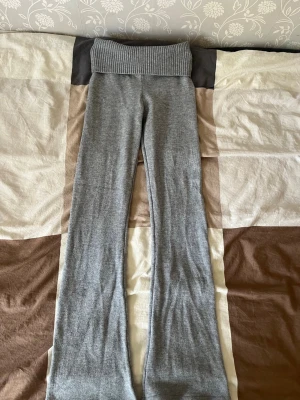 Utsvänga byxor - Utsvänga byxor från Gina Tricot med vik kant. Storlek 146/152 men passar xxs/xs