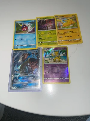 Pokémonkort samling inkl. Lapras GX - Säljer ett gäng Pokémonkort med bland annat Lapras GX i japansk version, samt Carvanha, Trevenant, Pikachu och en holo Hypno. Färgglada kort med olika motiv och effekter, vissa med glansig finish. Perfekt för dig som vill utöka din samling eller byta med vänner.