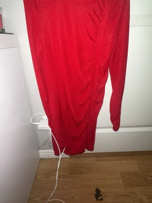 Röd glittrig klänning - Använt denna lite men är i bra skick, den har lite päls på sig men ja kommer att tvätta och rulla dem innan ja skickar iväg, hund o katt finns i hemmet💗