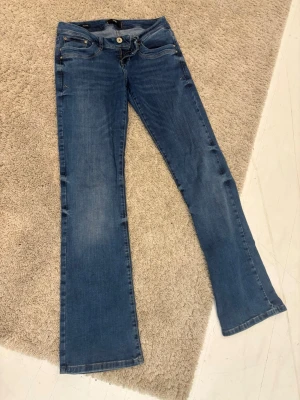 Blå bootcut jeans från LTB - Säljer blå lågmidjade jeans från LTB. Har använt fåtal gånger och dom är i väldigt bra skick.