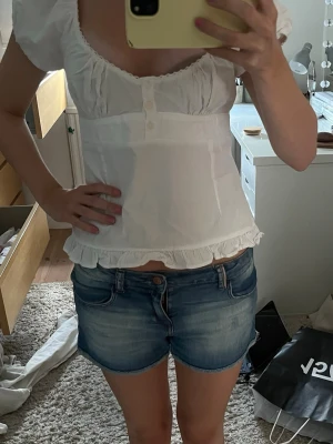 Jättecoola Levis shorts - Super coola shorts med jättefina fickor. De är vintage och köpta i Spanien, skulle uppskatta storlek S. De är använda fåtal gånger och därför i bra skick. Skriv vid fler frågor🩷🩷